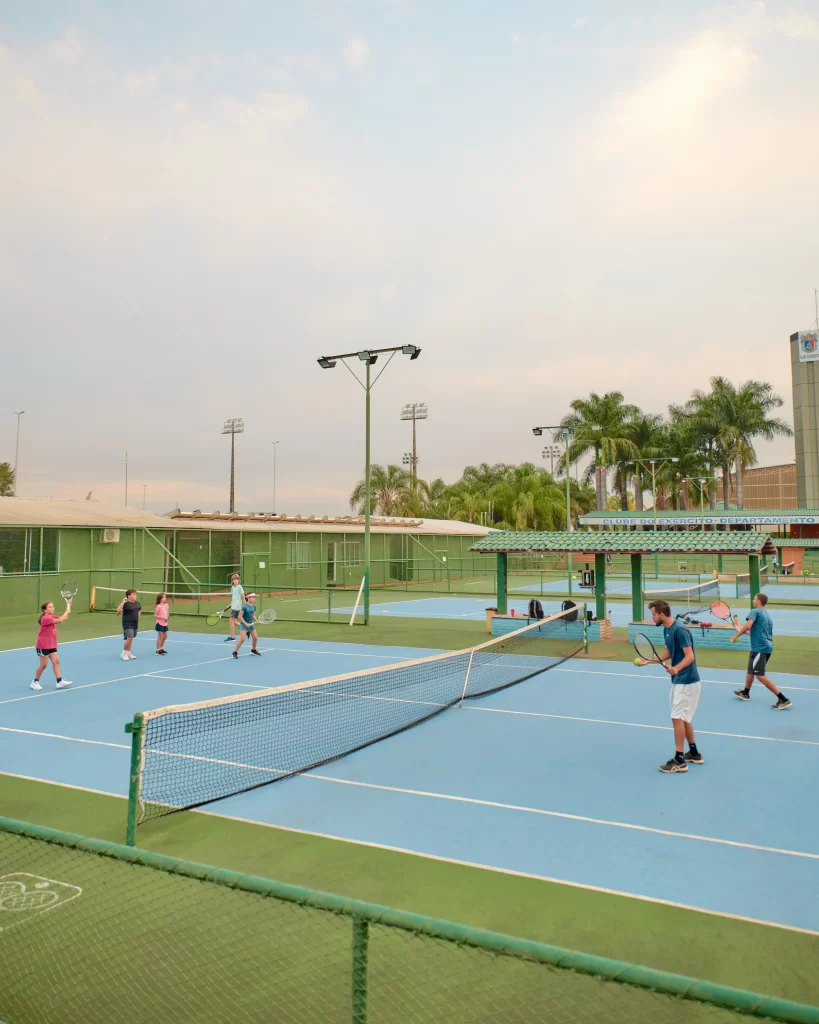 Jogador De Tênis Infantil Joga Tênis Sozinho Treinando Contra a